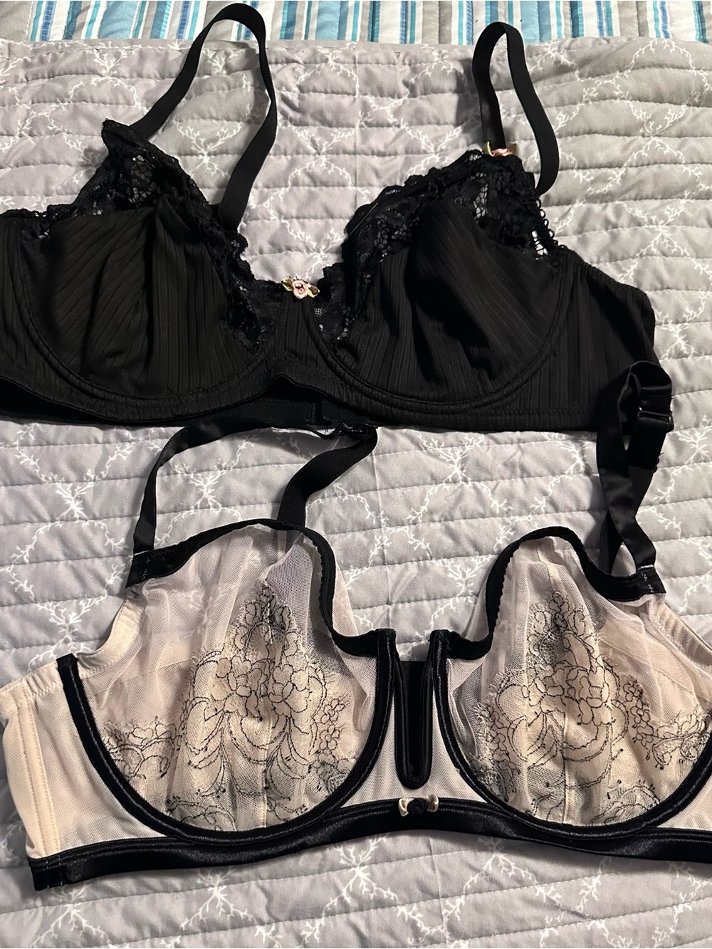 2 bras underwire cream and black is a size 44d
3x black cotton bra